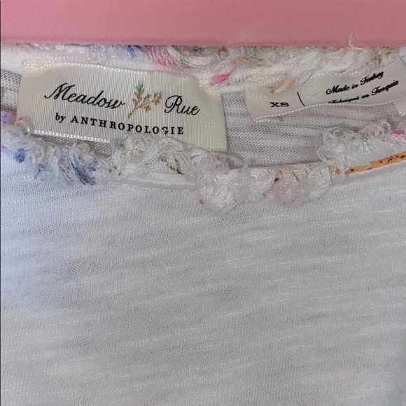 White top with detailed fabric on neck line - Picture 2 of 5